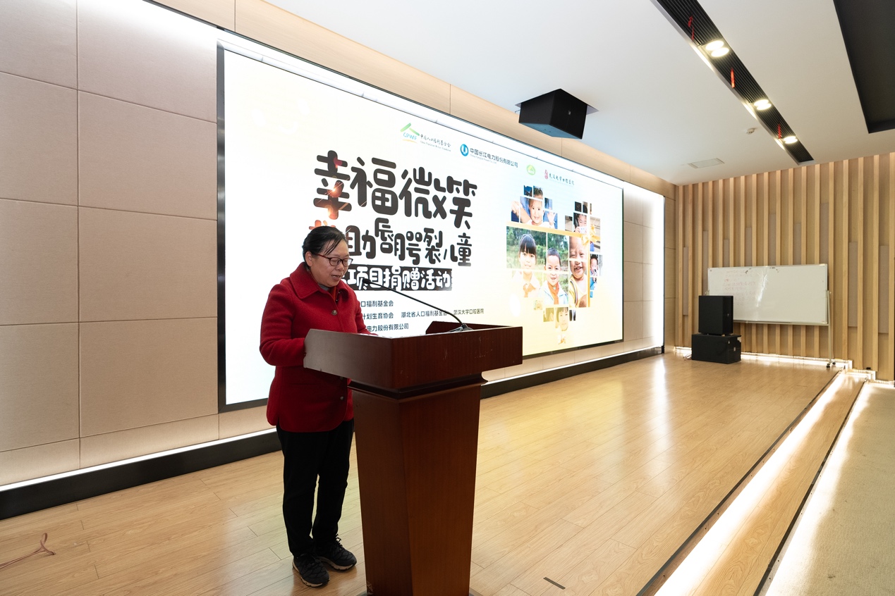 A person standing at a podium

Description automatically generated